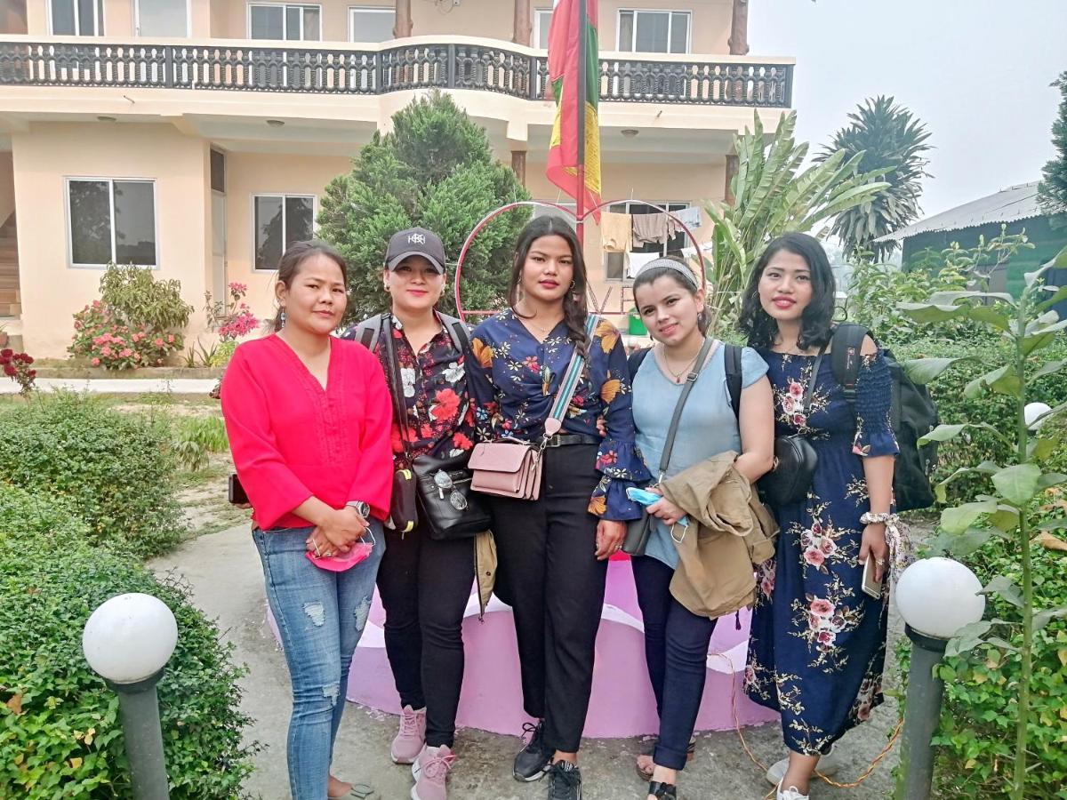 Hotel Garden Of Dreams Sauraha Eksteriør bilde